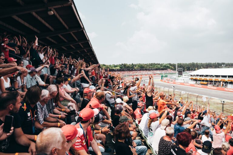 Een juichende menigte op de tribune van de F1 in Oostenrijk op de Red Bull Ring